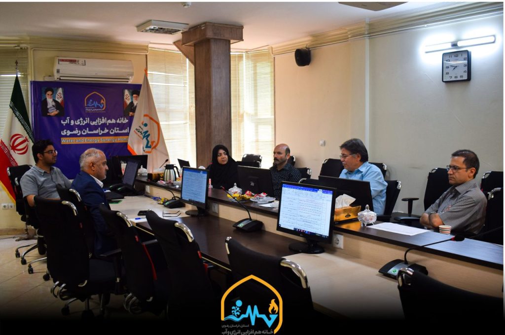 🔰سیزدهمین جلسه کارگروه ساماندهی و احیای کشف رود با هدف اصلاح و نهایی‌سازی سند ساماندهی این رودخانه برگزار شد 🔷 سیزدهمین نشست کارشناسی و تخصصی کارگروه ساماندهی و احیای رودخانه کشف رود روز چهارشنبه ۲۵ تیر ماه ۱۴۰۴ با حضور نمایندگانی از سازمان جهاد کشاورزی، شرکت آب منطقه ای خراسان رضوی، دانشگاه آزاد مشهد، پژوهشکده محیط های خشک و شرکت آب و فاضلاب مشهد در محل خانه هم افزایی انرژی و آب برگزار شد. 🔷 در این نشست 10 عنوان پروژه اجرایی از تعداد 110 پروژه برای احیای رودخانه کشف رود توسط اعضای کارگروه مورد بازبینی و اصلاح قرار گرفت. همچنین در این نشست مقرر شد مسئله تغذیه سفره‌های آب زیرزمینی در حوزه آبخوان دشت مشهد و اصلاح ساختار فرماندهی اراضی کشف رود در سند نهایی پیشنهاد شود. 🔷 طی دو دهه گذشته، کشف‌رود به کانال دفع فاضلاب و بستر کشاورزی آلوده بدل شده و مطالعات اخیر نشان می‌دهد اکنون پنج تا هفت‌هزار هکتار از اراضی اطراف آن تحت کشت با فاضلاب قرار دارند؛ تبادل دیدگاه‌ها تصمیم‌سازان در جلسات، نقطه مهمی در مدیریت مسئله است.