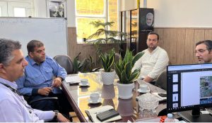 📌انتقال تجارب و توان فنی و خودکفایی خانه هم‌افزایی به سازمان اتوبوسرانی مشهد 🔰 نشست بررسی طرح ساخت برد موتور اتوبوس‌های اسکانیا برگزار شد 💠 نشست بررسی پروپوزال و طرح ساخت بُرد موتور اتوبوس‌های اسکانیا با حضور نمایندگان سازمان اتوبوسرانی مشهد و شرکت «بهپو الکترونیک شایان» در محل سازمان اتوبوسرانی برگزار شد. 🔹در راستای انتقال ظرفیت‌ها و توانمندی‌های موجود در خانه هم‌افزایی انرژی و آب در حوزه فنی، خودکفایی و ساخت داخل برای کمک به نهادها و ارگان‌های مختلف، مدتی قبل موضوع حل چالش‌های پیش‌روی تولید داخل بردهای اتوبوس‌های اسکانیا سازمان اتوبوسرانی وارد دستورکار خانه هم‌افزایی شد. طی فرآیندی شش‌ماهه و ارزیابی چندین شرکت مختلف، نهایتاً امکان ساخت این بردها توسط شرکت «بهپو الکترونیک شایان» احراز و مراتب جهت پیگیری بعدی به متولیان در سازمان اتوبوسرانی منتقل شد. 🔷 مهندس علی طاهری‌زاده، معاون اجرایی خانه هم‌افزایی انرژی و آب که پیگیری این موضوع را بر عهده داشت، در این خصوص گفت: «با هماهنگی‌های صورت گرفته و پس از کشف و ارائه چالش به خانه هم‌افزایی، به سرعت فرآیند حل موانع فنی و تکنولوژیکی پیش روی ساخت بُرد آغاز شد. این بردها که هم‌اکنون با ارزبری بالا وارد کشور می‌شود و دارای قطعات انحصاری و فناوری پیشرفته است، با بررسی‌ها و ارزیابی‌های دقیق فنی توسط چندین شرکت توانمند عضو خانه هم‌افزایی، در نهایت در شرکت بهپو الکتریک شایان امکان ساخت داخل این قطعه احراز شد و هم‌اکنون فرآیند ارائه پروپوزال و پیگیری‌های اجرایی آن در حال انجام است.» 🔷نمایندگان شرکت «بهپو الکترونیک شایان» در این نشست، جزئیات فنی و اجرایی طرح پیشنهادی خود را تشریح کردند. در ادامه، نمایندگان سازمان اتوبوسرانی ضمن تأکید بر اهمیت بومی‌سازی فناوری و کاهش هزینه‌های نگهداری، زمینه‌های عقد قرارداد و ادامه همکاری‌ها را بررسی کردند.